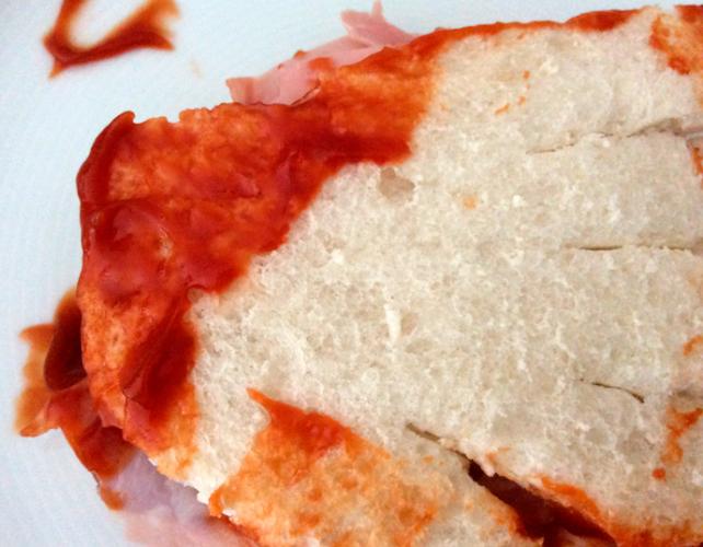 Bocadillo con forma de mano sangrienta.