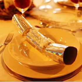 Mesa decorada para la cena de navvidad.
