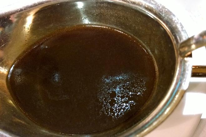 Salsera con salsa para carne.