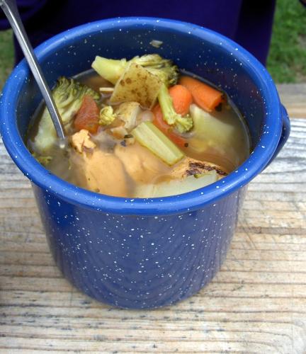 Sopa de vrduras y pollo en un bol.