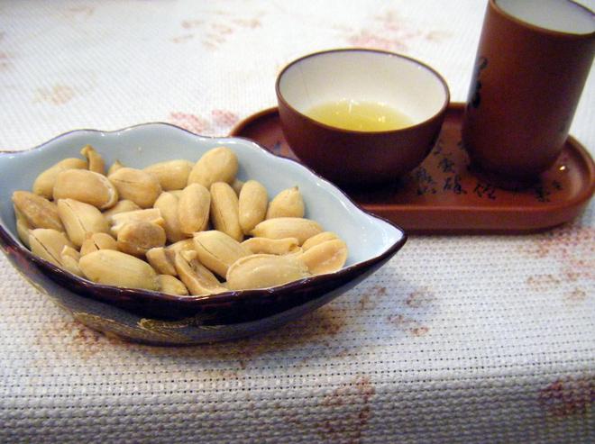 Tentempié chino con té y cachahuetes.