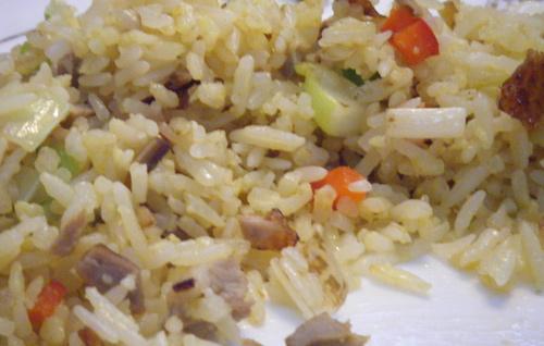 Arroz frito al estilo chino.