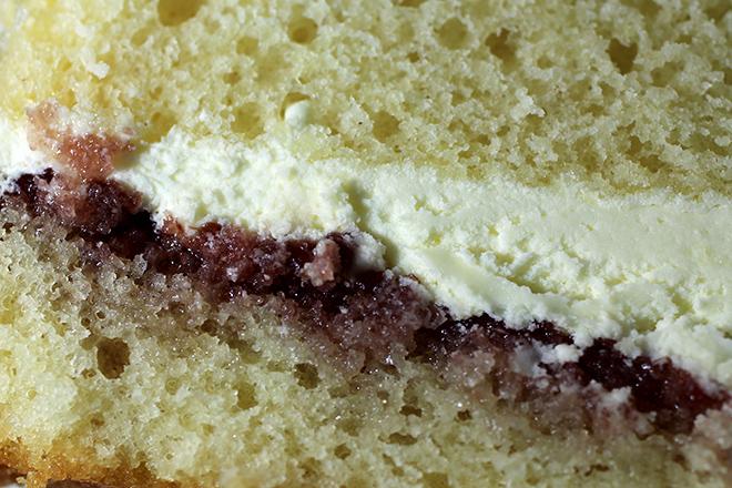 Bizcocho esponjoso relleno de mermelada y nata.