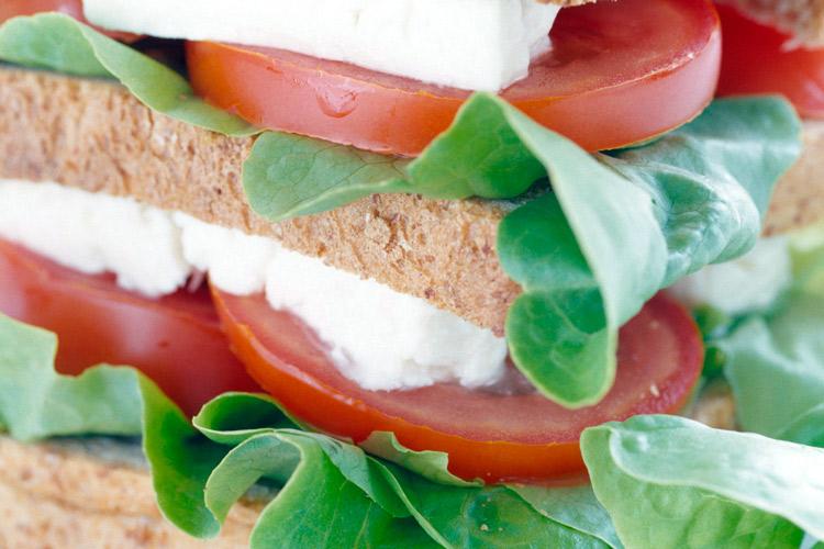 Bocadillo de queso mozzarella, tomate y albahaca.