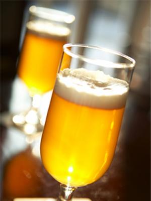 Cerveza lager en copas.