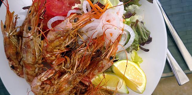 Gambas a la plancha con ensalada.