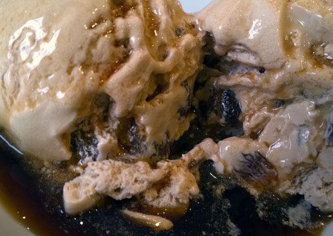 Helado de pasas con salsa de Pedro Ximénez.