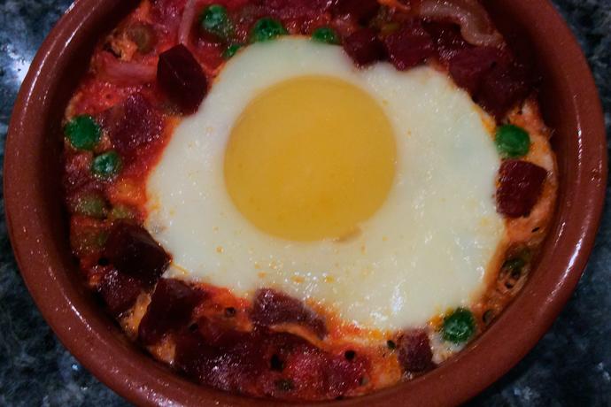 Huevo a la flamenca en cazuela de barro.