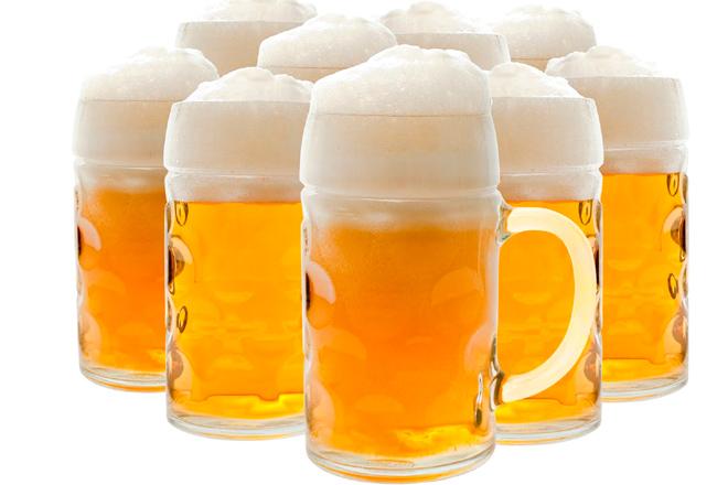 Varias jarras de cerveza.