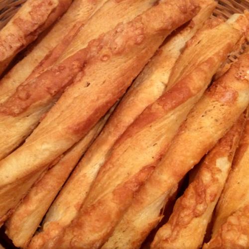 Palitos de queso de masa quebrada.