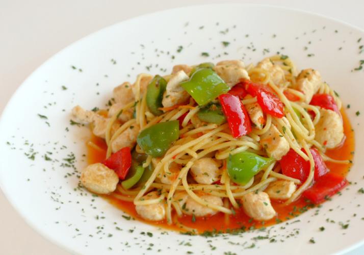 Sencillo plato de pasta con almejas y pimientos.