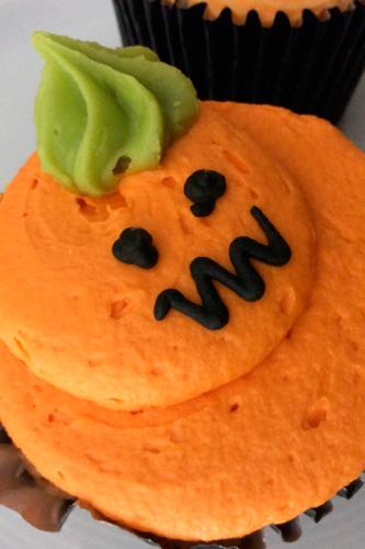 Biacochitos con forma de calabaza terrorífica.