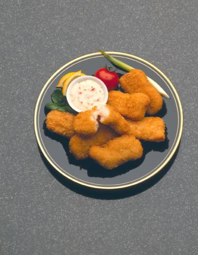 Plato de bocaditos de pollo fritos.