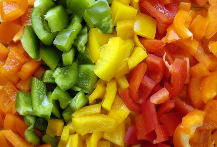 Trozos de pimiento picado de color naranja, verde, amarillo, y rojo.