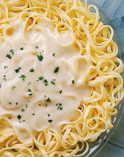 Pasta con salsa blanca, cremosa.