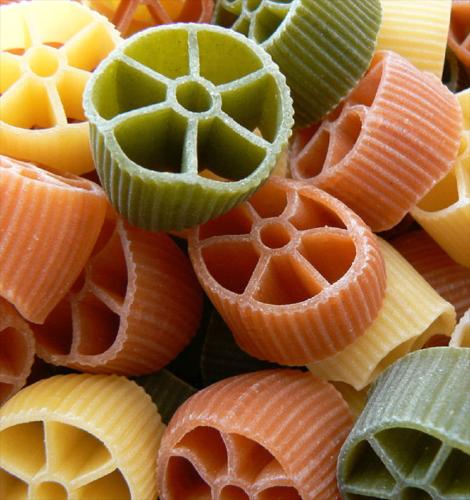 Ruedas de pasta tricolor.