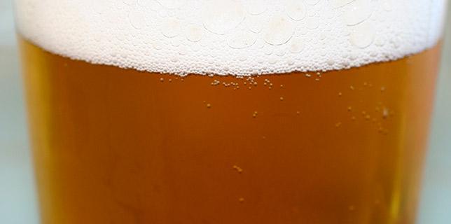 Un vaso de cerveza.