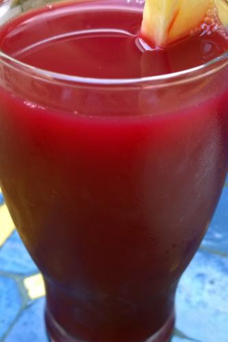 Zumo de granada en vaso alto.