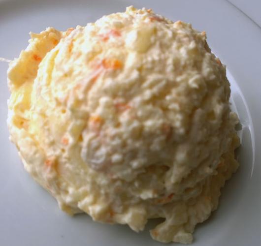 Ensaladilla gaditana presentada en forma de bola.