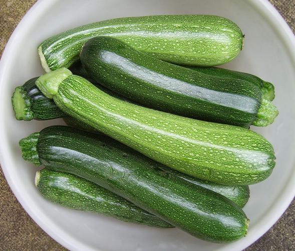 Calabacines en un colador.
