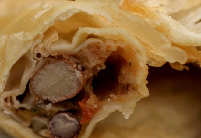 Un burrito de frijoles hecho con una tortilla rellena.