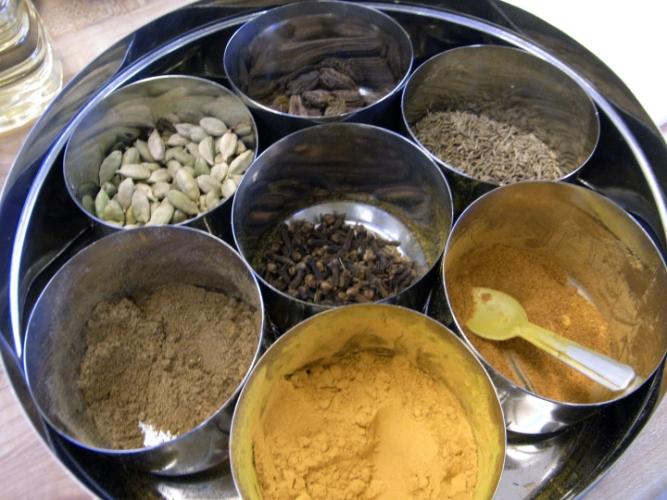 Caja de especias típica de la cocina de la India.