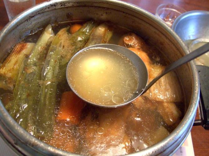 Caldo de pollo en la olla.