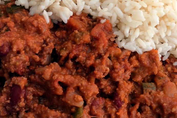 Chile con carne acompañado con arroz blanco.
