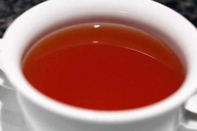 Consomé de carne en una taza.