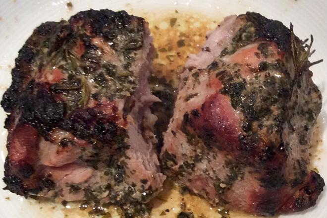 Cordero asado con ajo, romero y limón.