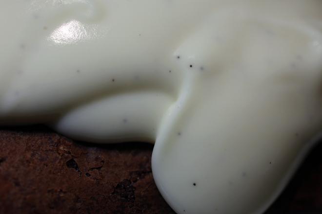 Crema inglesa con semillas de vainilla sobre bizcocho.