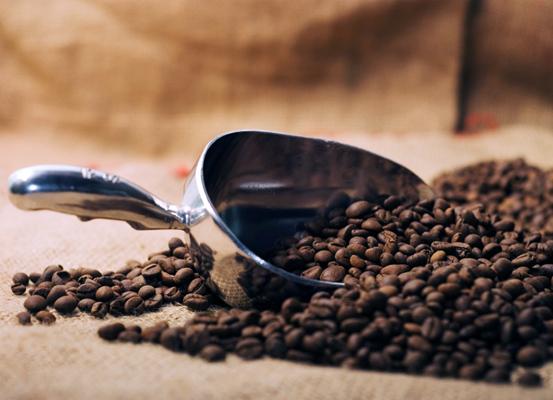 Granos de café tostados.