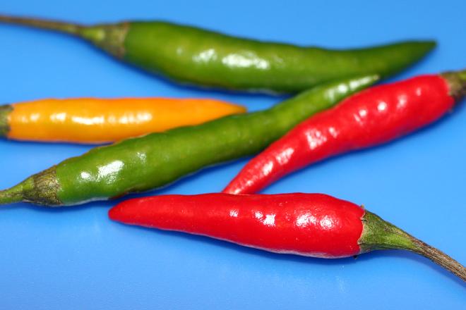 Guindillas tailandesas, o chiles tailandeses, de color amarillo, verde, y rojo.