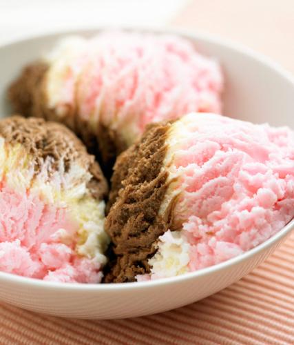 Helado de chocolate, fresa y vanilla.