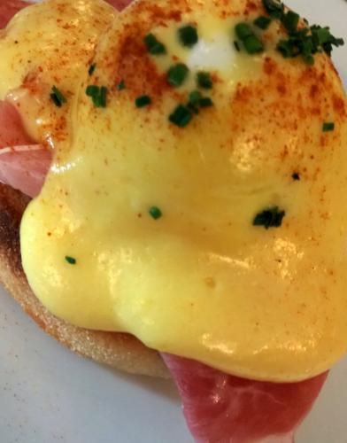 Detalle de un huevo a la benedictina con salsa holandesa.