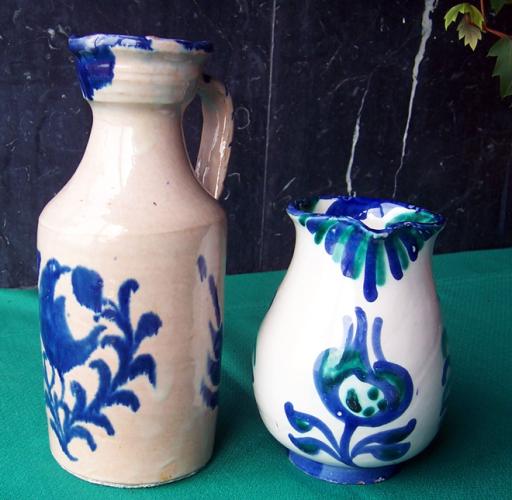 Aceitera y vinagrera de loza.