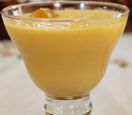 Lassi de mango en una copa.