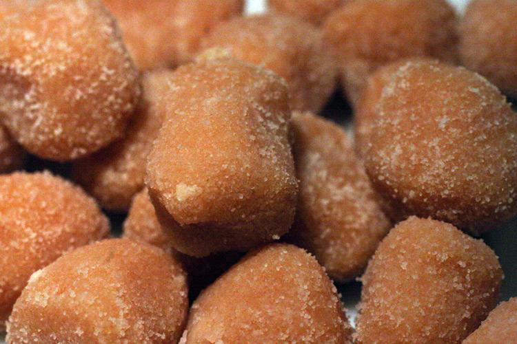 Detalle de ñoquis de patata con puré de calabaza.