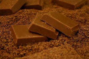 Onzas de chocolate y chocolate rallado.