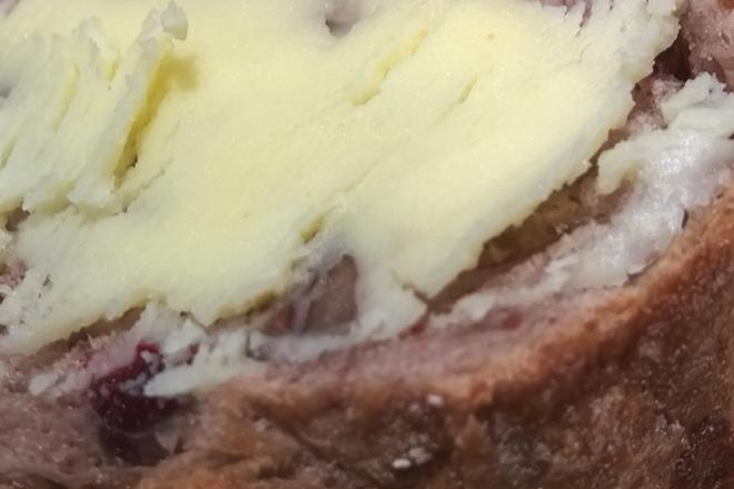 Rebanada de pan con mantequilla dulce.