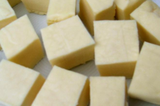 Queso panir cortado en dados.