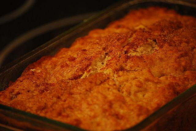 Bizcocho de plátano recién salido del horno.