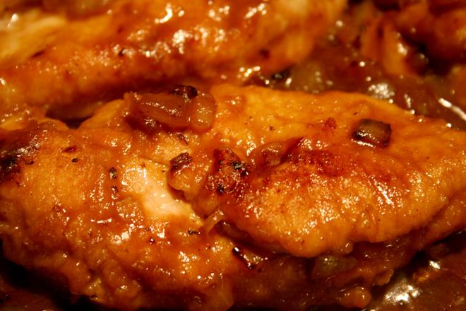 Pechuga de pollo salteada con miel y mostaza.