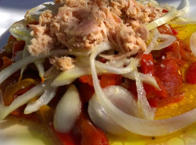 Ensalada de pimientos asados con cebolla y atún.
