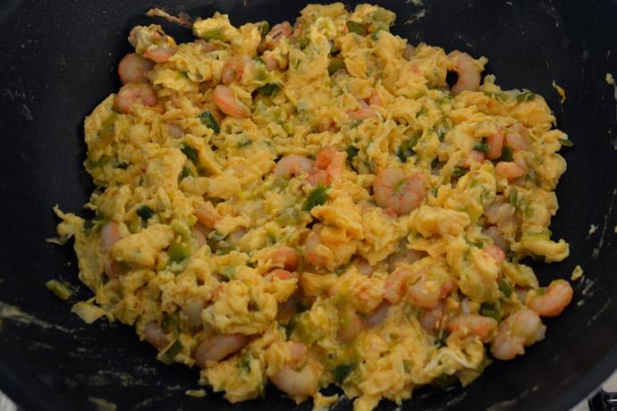 Huevos revueltos con ajetes y gambas.