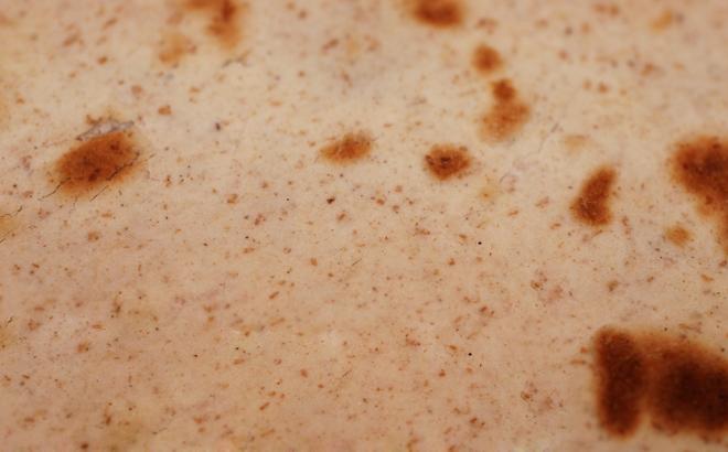 Detalle de pan roti recién cocinado.