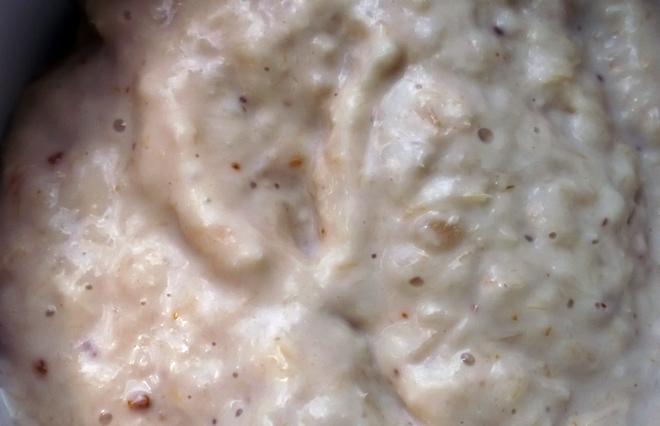 Un cuenco con salsa de rábano picante cremosa.