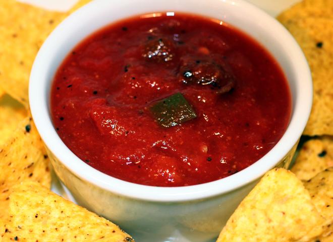 Salsa roja mexicana en un recipiente de loza.