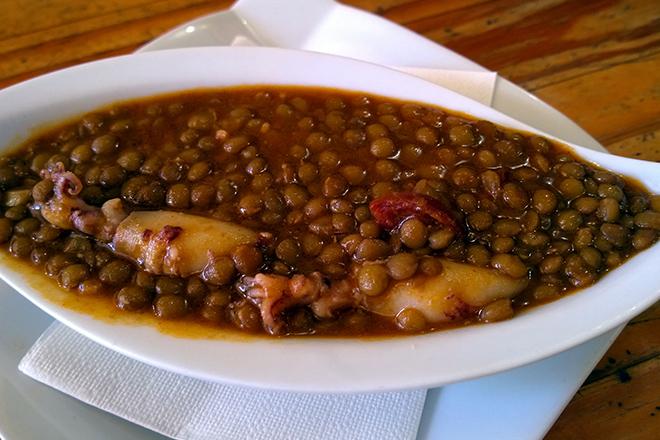 Lentejas con puntillitas as estilo gaditano.