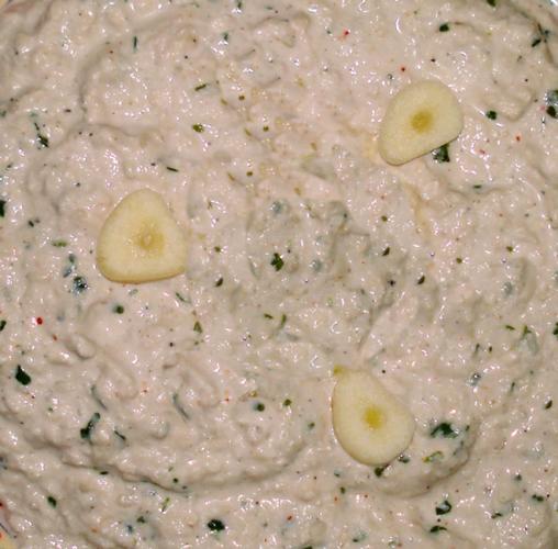 Detalle de una salsa tarator con tahini.